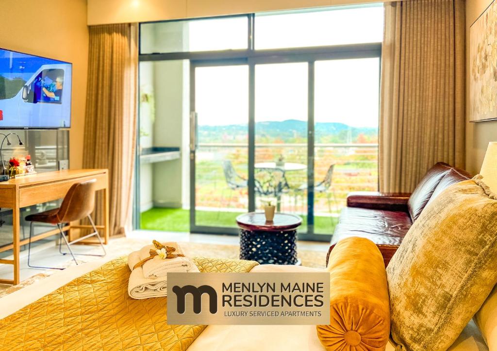 比勒陀利亚Menlyn Maine Residences - Central Park with king sized bed的客厅设有床和大窗户