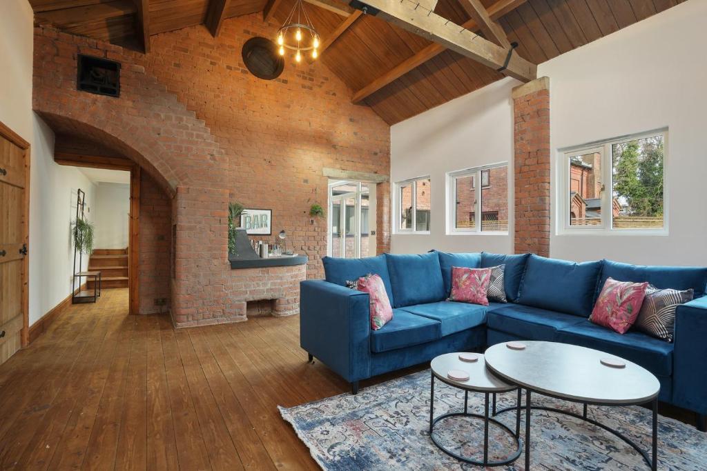 诺斯利Victorian Summer Retreat in Liverpool的客厅配有蓝色的沙发和桌子