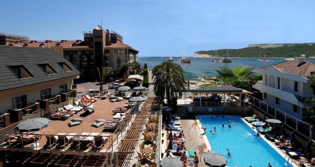 安塔利亚Ambassador Hotel & Spa- All Inclusive的享有带游泳池和海滩的度假村景色