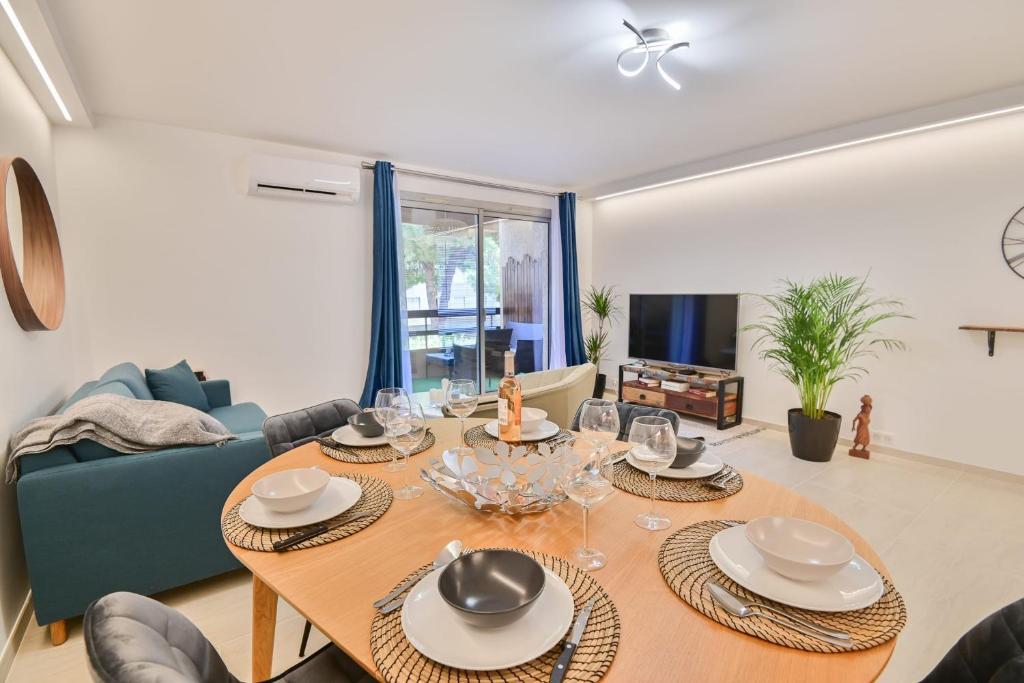 圣罗兰度瓦Superb spacious and tastefully renovated accommodation的客厅配有桌子和蓝色沙发