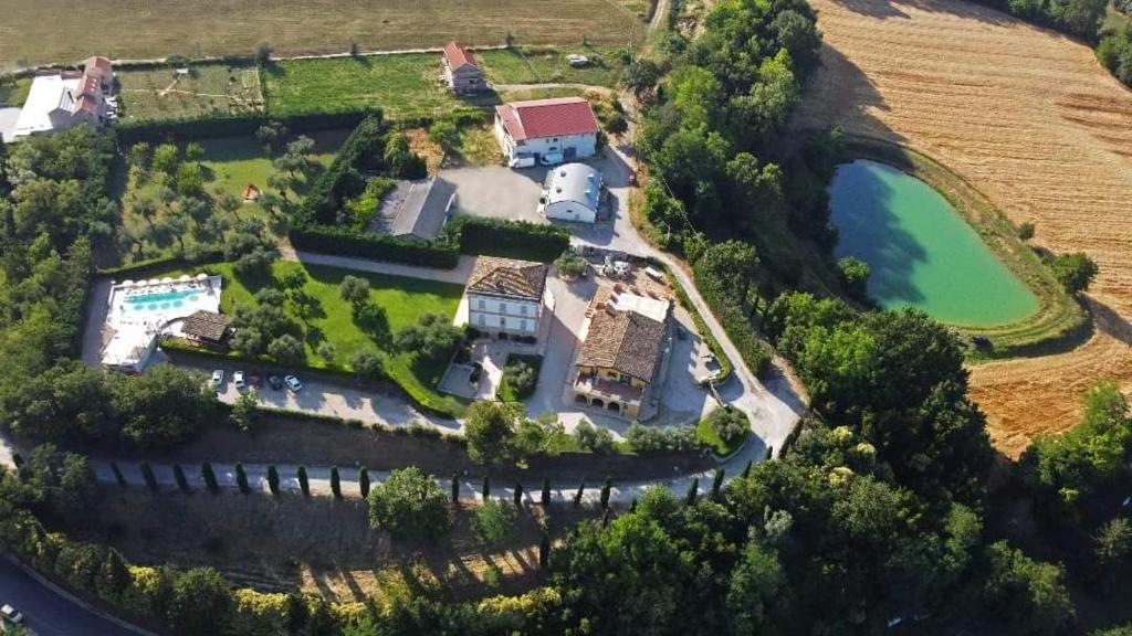 洛雷托·阿普鲁蒂诺伊尔赌场迪丽玛特罗农家乐的享有湖景别墅的空中景致