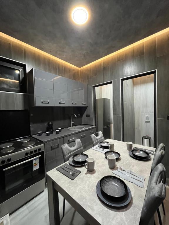 迪瓦伊巴雷Diamond Hostel的厨房配有桌椅和炉灶。