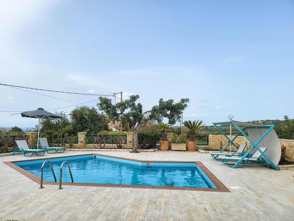 SkouloúfiaAgnanti Marina villa with private pool的一个带滑梯和滑板的小型游泳池
