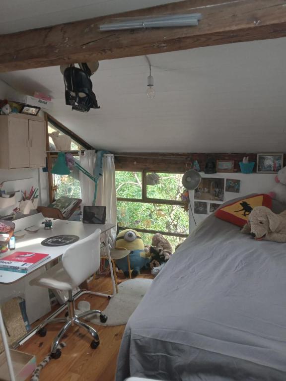 巴黎Paris, central et calme的一间卧室配有一张床和一张书桌