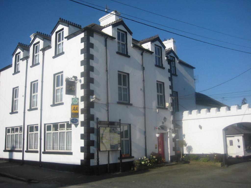 Dún LuáinTynte House的白色的建筑,有红色的门