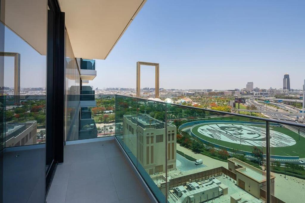 迪拜Frank Porter - 1 Residences 2 East Tower的从大楼顶部可欣赏到体育场的景色