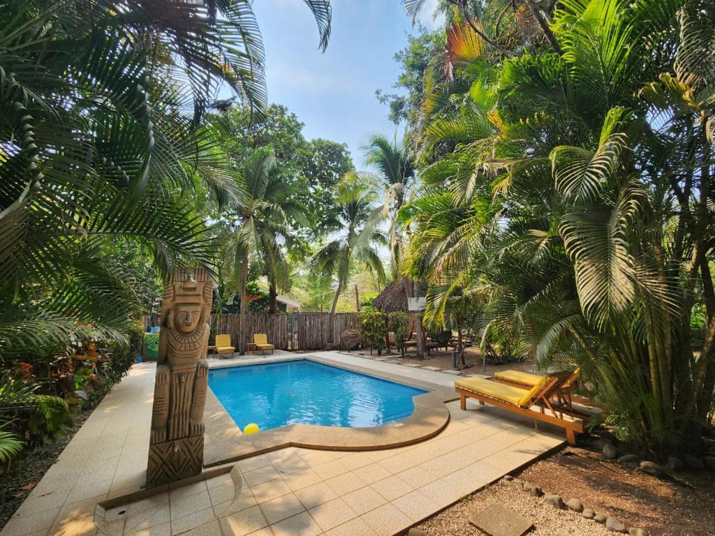 波特雷罗Villas Pura Vibra的棕榈树庭院内的游泳池