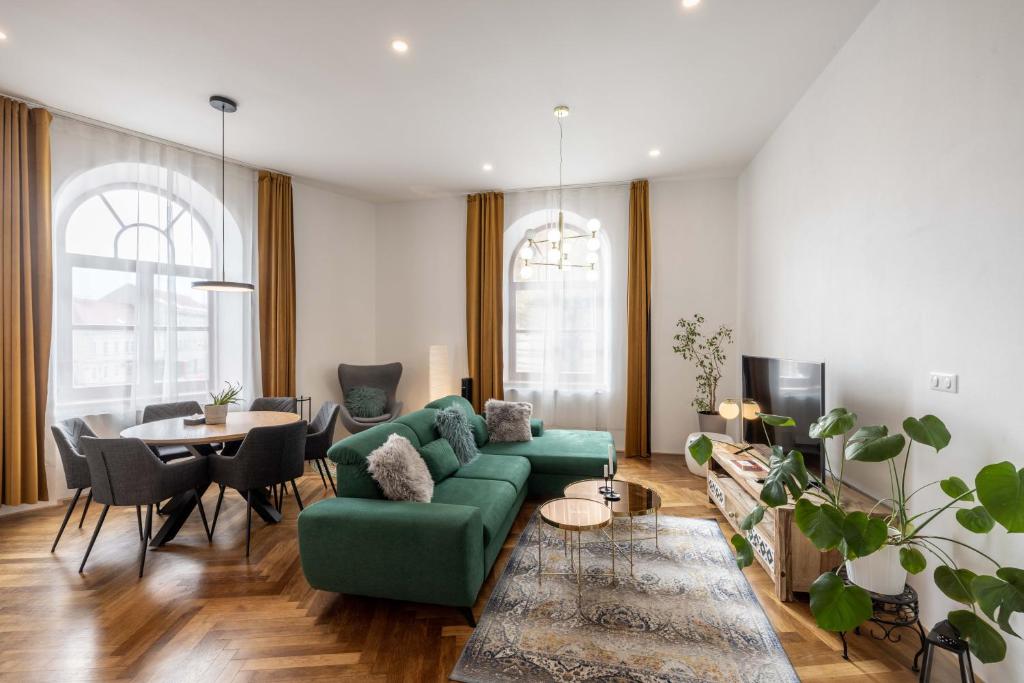 兹诺伊莫Apartmány Marienhof的客厅配有绿色沙发和桌子