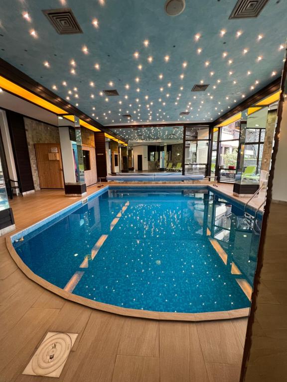 班斯科Luxury Studio in Alpinе Lodge with SPA的大楼内一个蓝色的大型游泳池