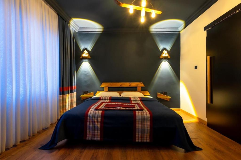 KirazlıCHALET VERDE的一间卧室配有一张床铺,床上有毯子