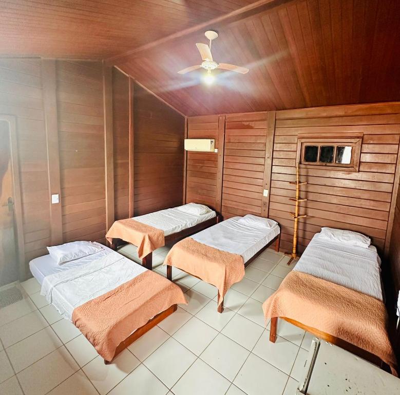 杰里科科拉Jeri Kite Surf Hostel的客房设有两张床和天花板。