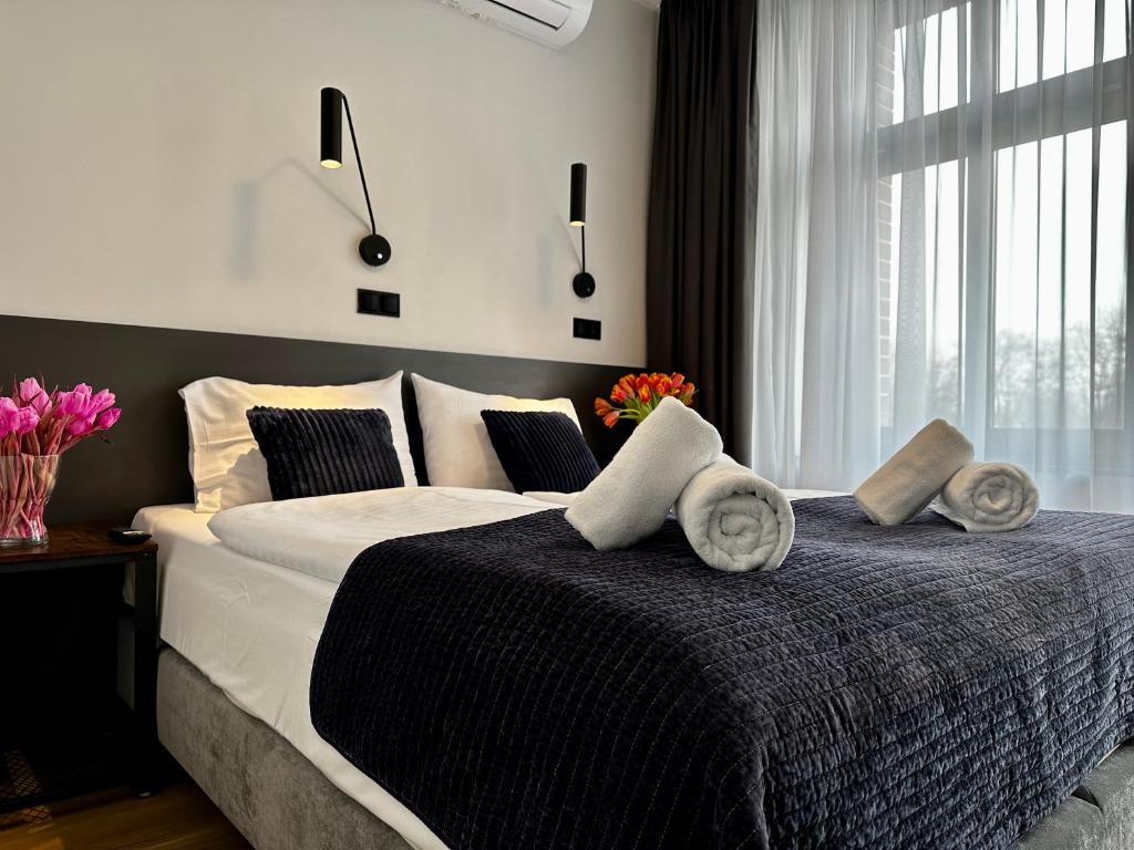 格但斯克Motława Riverside Apartments的一间卧室配有一张大床和毛巾