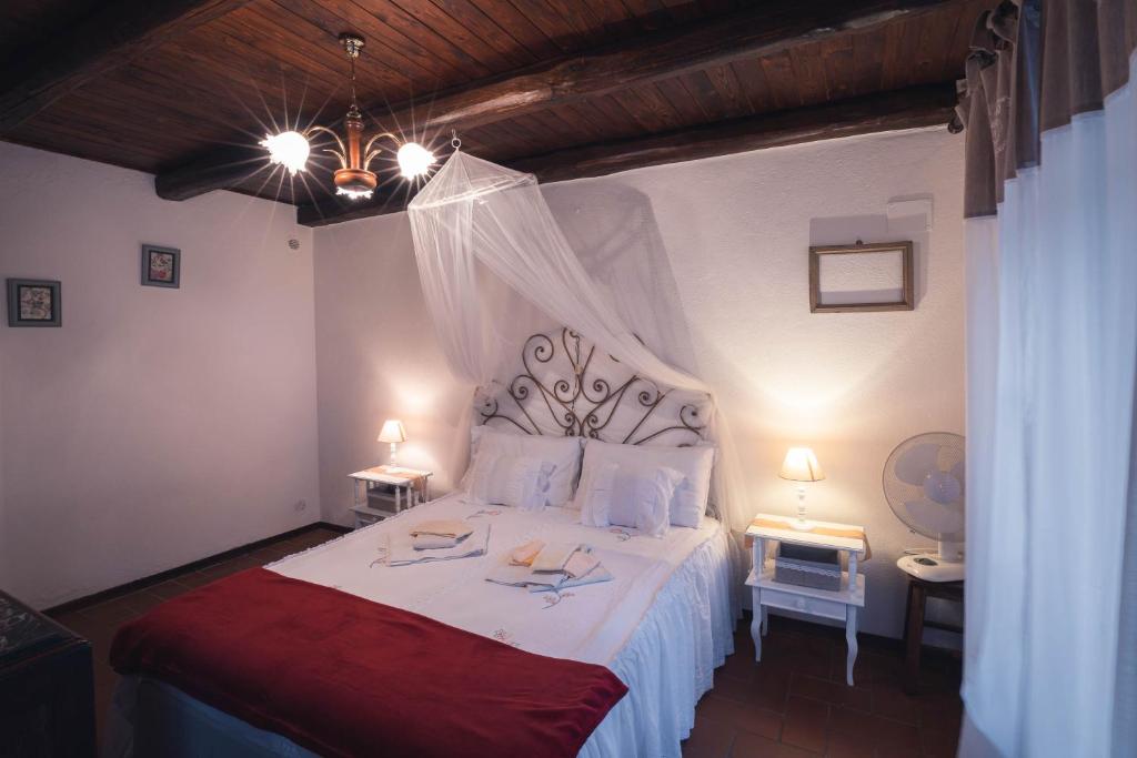 罗卡斯特拉达Nature & Relax in Tuscany - Fresco 3的卧室配有一张带红色毯子的白色床
