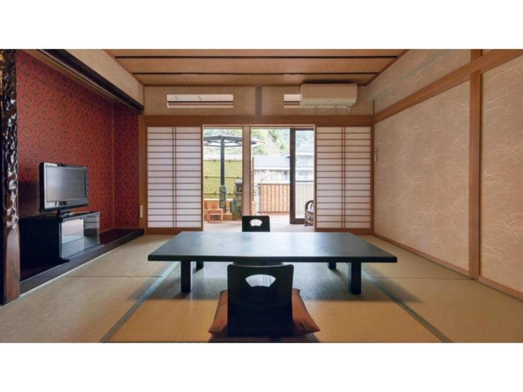 雾岛市Myoken Onsen Nemu - Vacation STAY 20783v的客厅配有桌子和电视