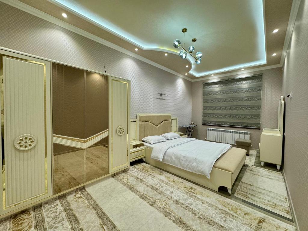 撒马尔罕Samarkand luxury apartament #8的一间卧室配有一张床和一个步入式衣柜