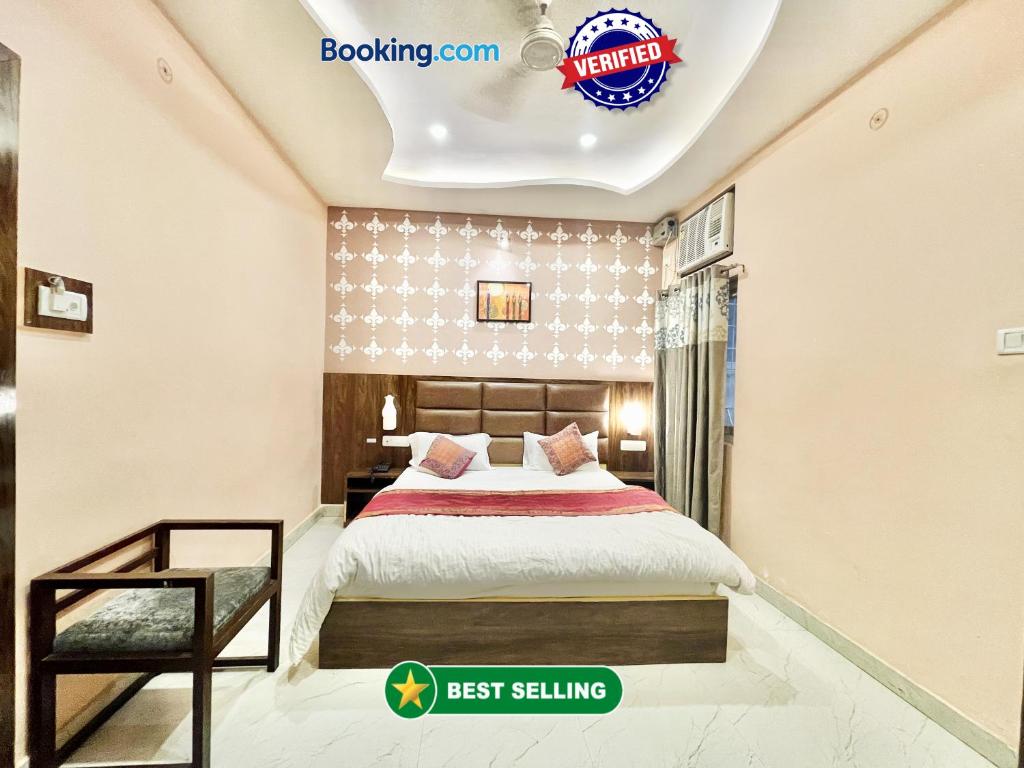 瓦拉纳西HOTEL NEEL GAGAN ! VARANASI fully-Air-Conditioned hotel at prime location, near Kashi Vishwanath Temple, and Ganga ghat的一间卧室,配有一张床和一个读书最畅销的标志