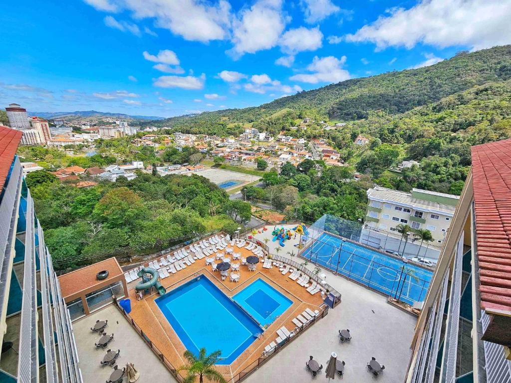 阿瓜斯迪林多亚扎诺恩酒店的享有带游泳池的度假村的空中景致