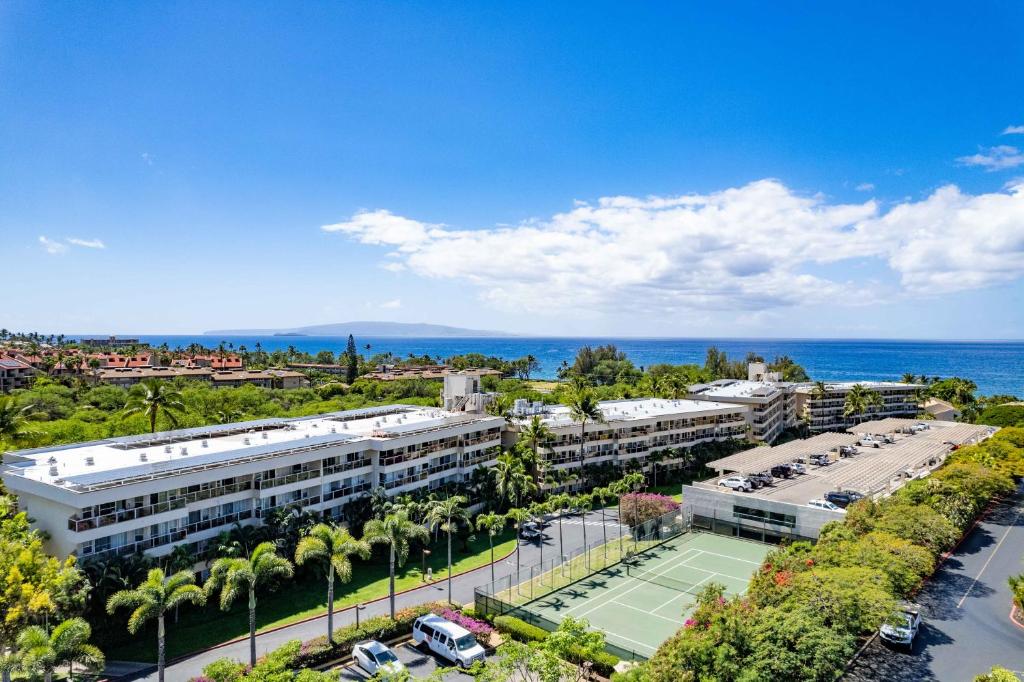 维雷亚毛伊岛悦榕度假俱乐部酒店的享有大楼空中景致,设有网球场