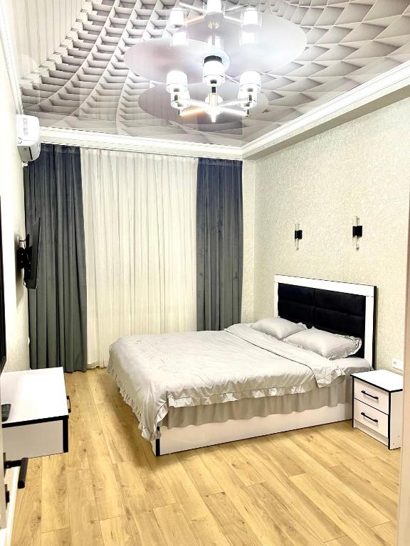 塔什干Residential Complex «Yunusabad - Khon Saroy»的一间卧室设有一张床和天花板