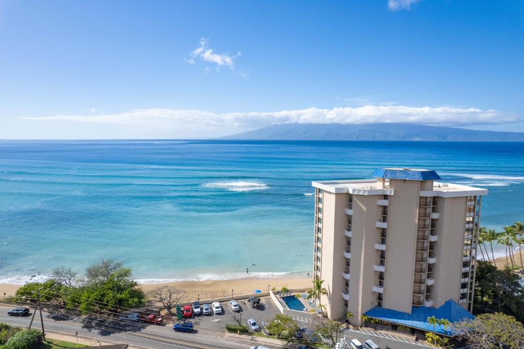 拉海纳卡哈纳海滩度假俱乐部酒店的从酒店阳台可欣赏到海景