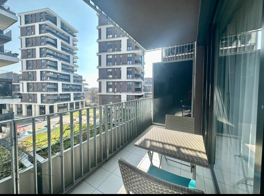 布达佩斯Panorama Apartment 2 #W6 #Terrace #FreeParking的阳台配有桌椅,部分建筑