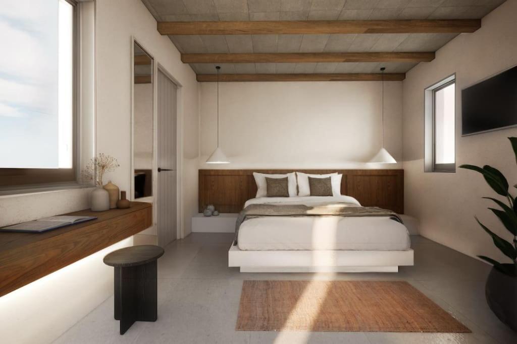 Áno MeriáSeascape, Suite 3 with sea view的卧室配有白色的床和窗户。
