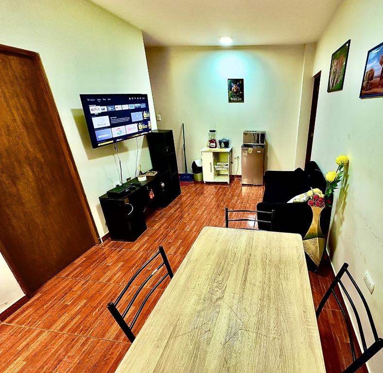 利马100- departamento céntrico en chorrillos的客厅配有桌子和沙发