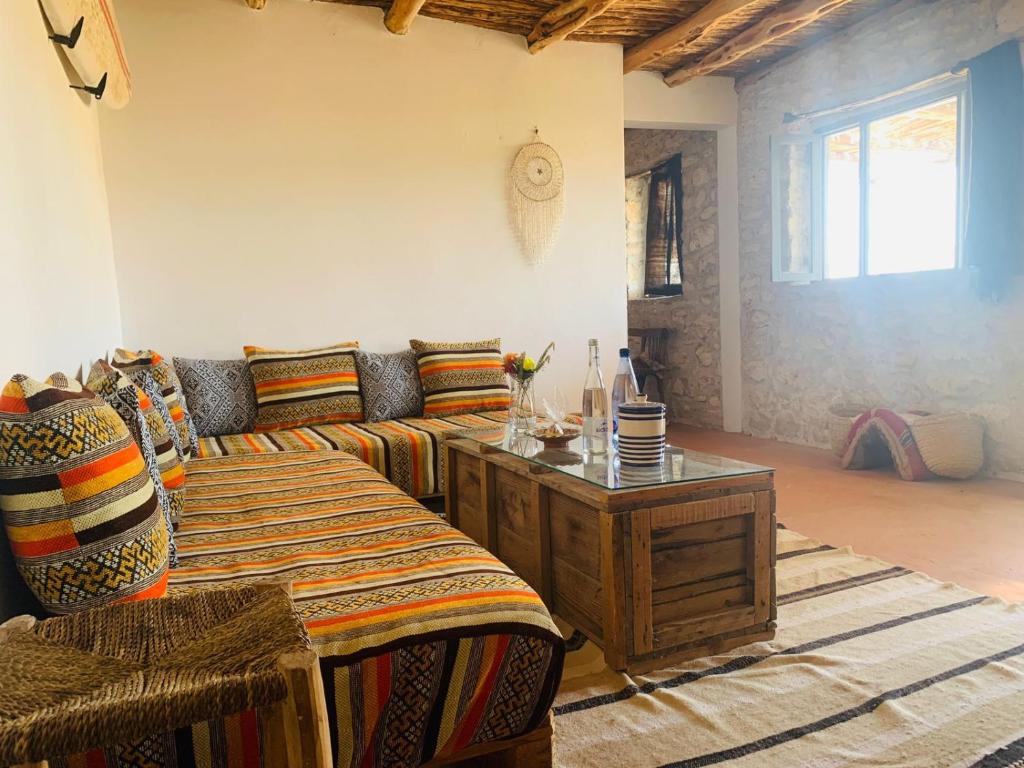 AghnajaneMomo's beach house的客厅配有沙发和桌子