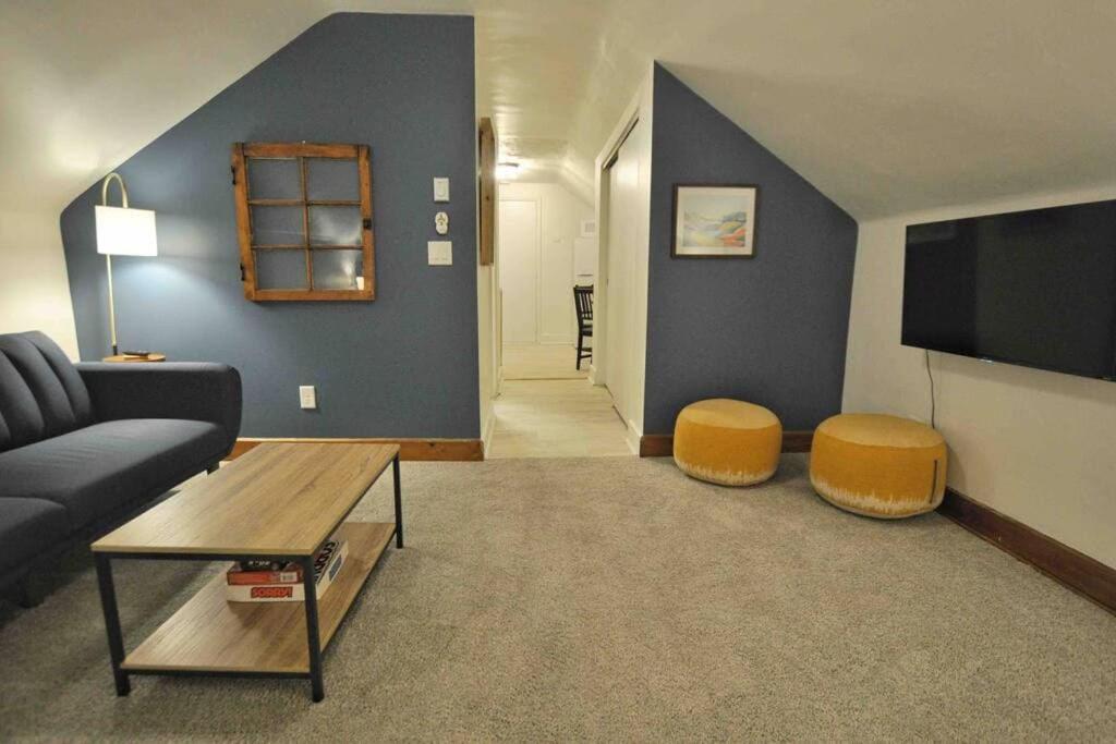 辛辛那提The Hyde Park Suite - 2 Beds的带沙发和平面电视的客厅