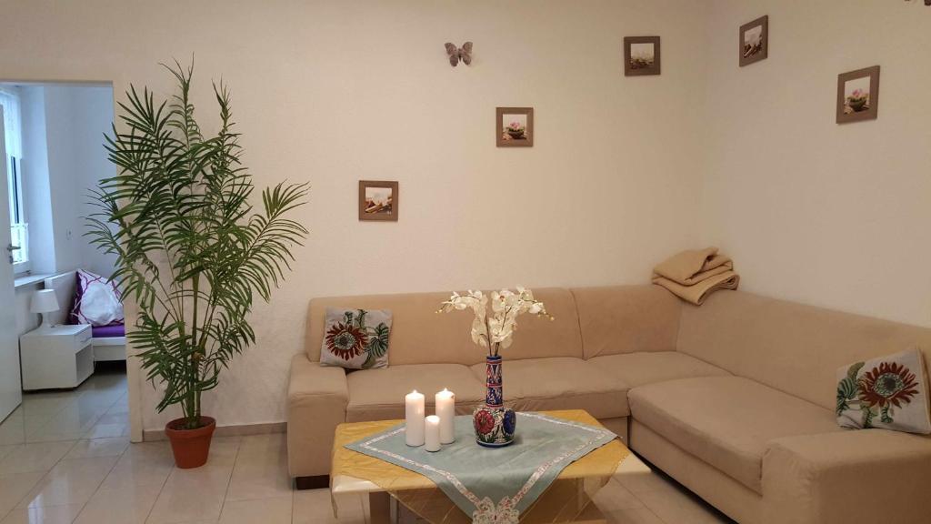 埃森埃森度假公寓的客厅配有沙发和带蜡烛的桌子