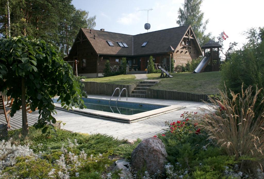 恩古雷Kapteinis&Grants的庭院中带游泳池的房子