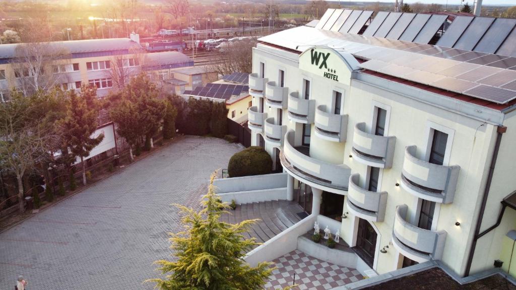 布拉迪斯拉发WX Hotel的建筑的顶部景观,上面有太阳能电池板