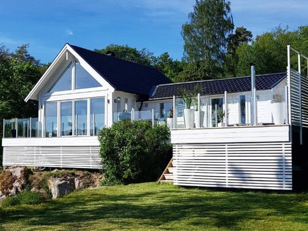 龙讷比Holiday home Ronneby XIV的白色的房子,有很多窗户