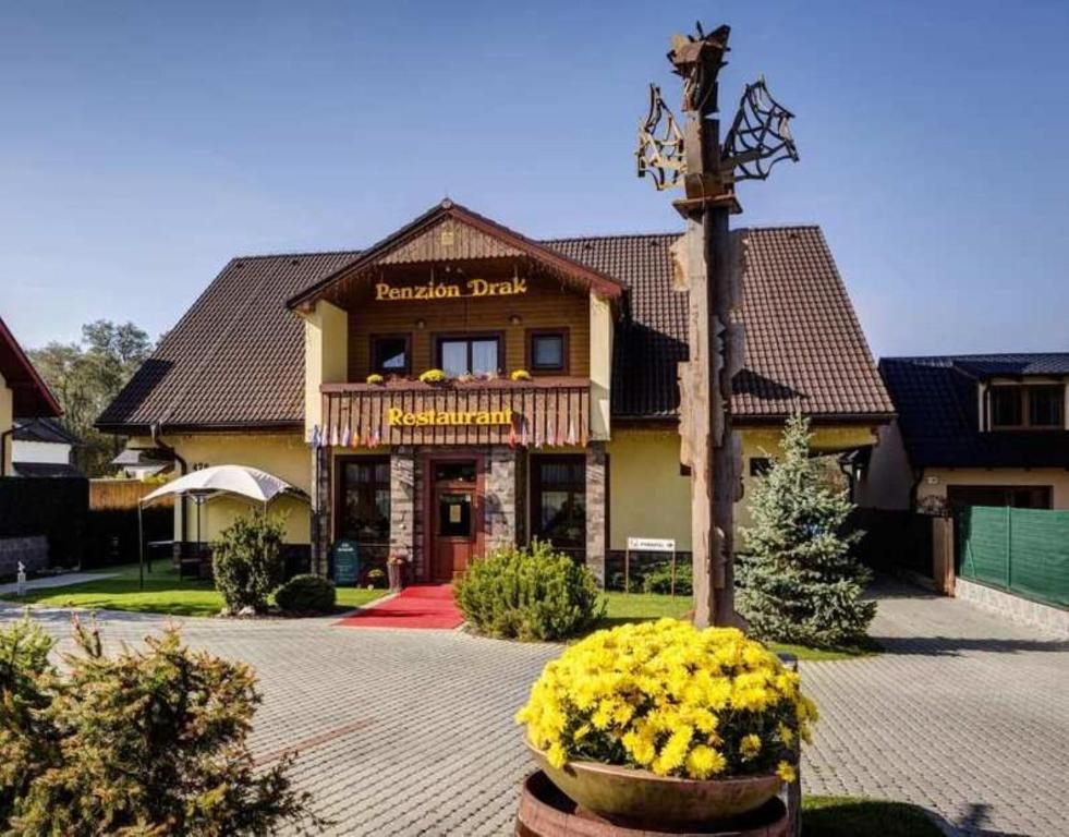 利普托斯基米库拉斯德拉科盆棕酒店的带有读取哈灵顿公园标志的建筑