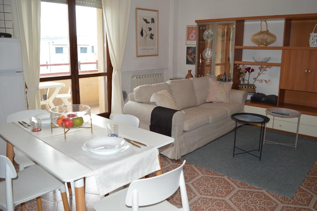莫利亚诺威尼托Al B6 CLOSE TO VENICE的客厅配有沙发和桌子