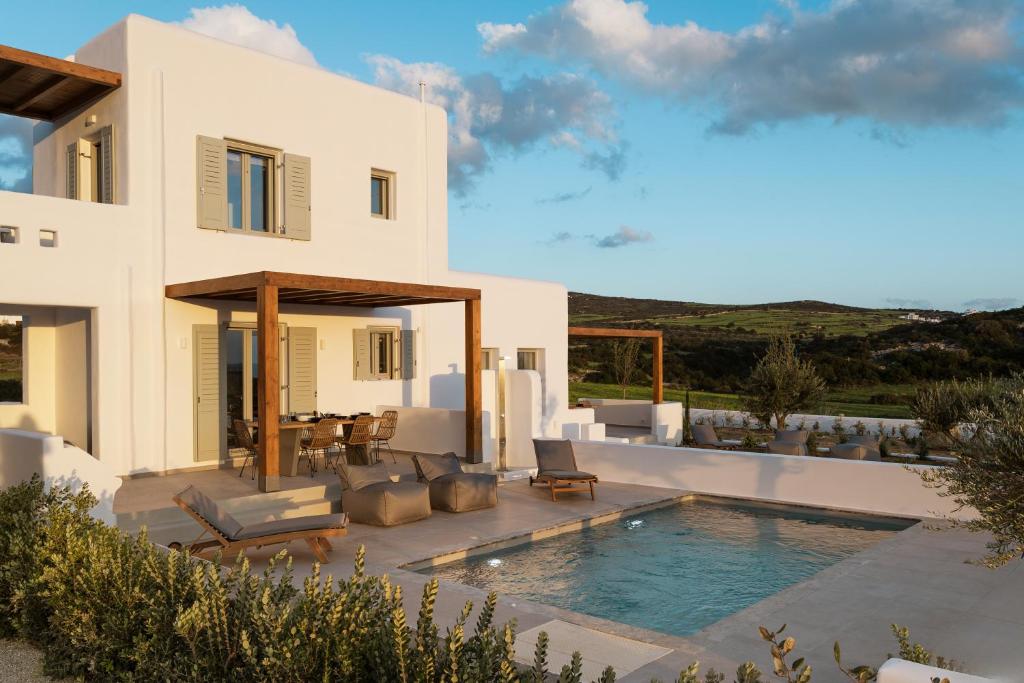 纳克索斯岛卡斯特拉基P square Luxury villas Naxos的别墅前设有游泳池