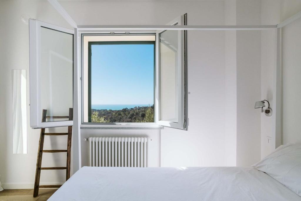 塞勒里古ABC affittacamere的一间卧室设有一张床和一个窗口