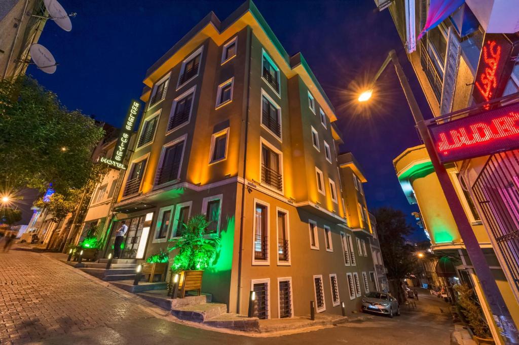 伊斯坦布尔塔克辛超多套房酒店的街上的一栋建筑