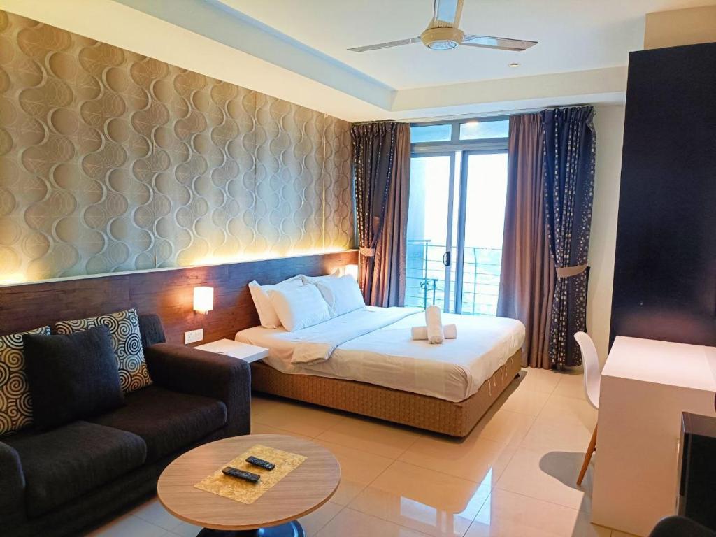 吉隆坡Taragon Apartment - KL的酒店客房,配有床和沙发