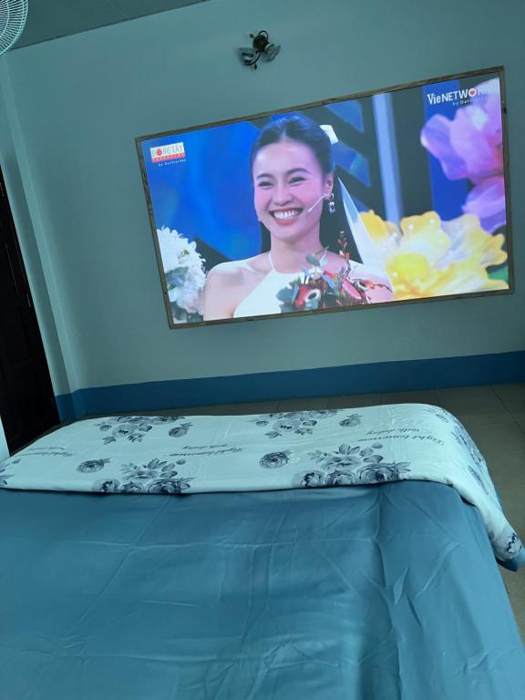 Cao LãnhMOCA MOTEL的房间里的床上方有电视屏幕