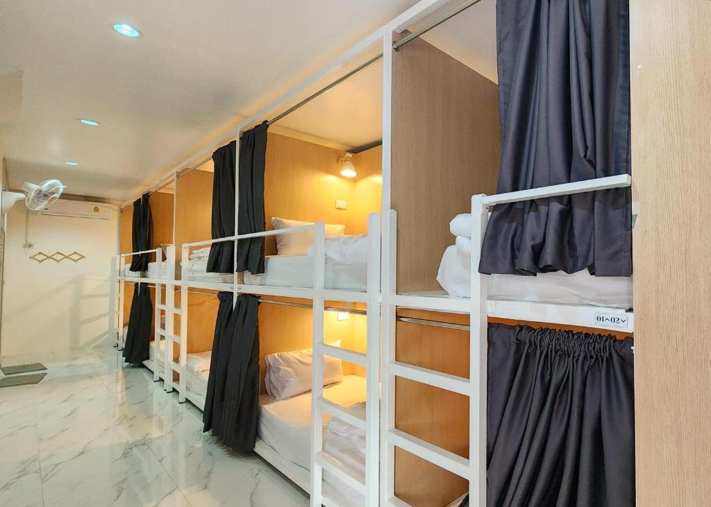 Ban Bo HanAirhub Hostel Phuket Airport的一间设有两张双层床的客房