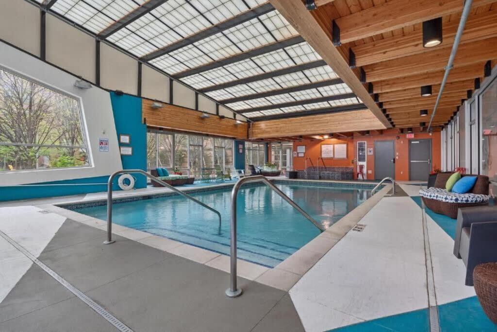 明尼阿波利斯CozySuites Mill District pool gym # 11的大楼内的大型室内游泳池