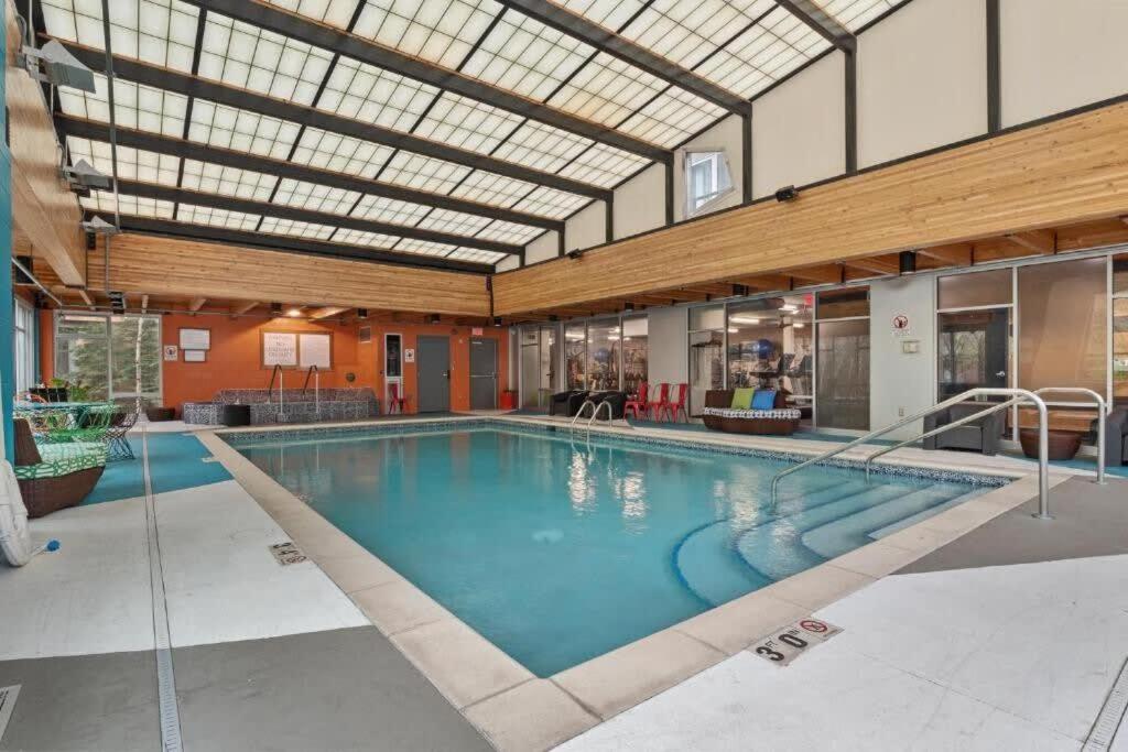 明尼阿波利斯CozySuites 2BR Mill District pool gym # 01的大楼内的大型室内游泳池