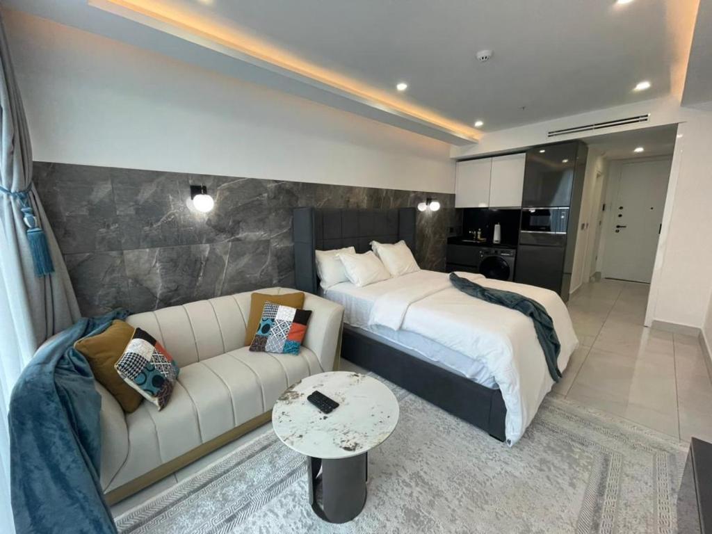阿克拉Kass Towers, Studio Apartment的酒店客房,配有床和沙发