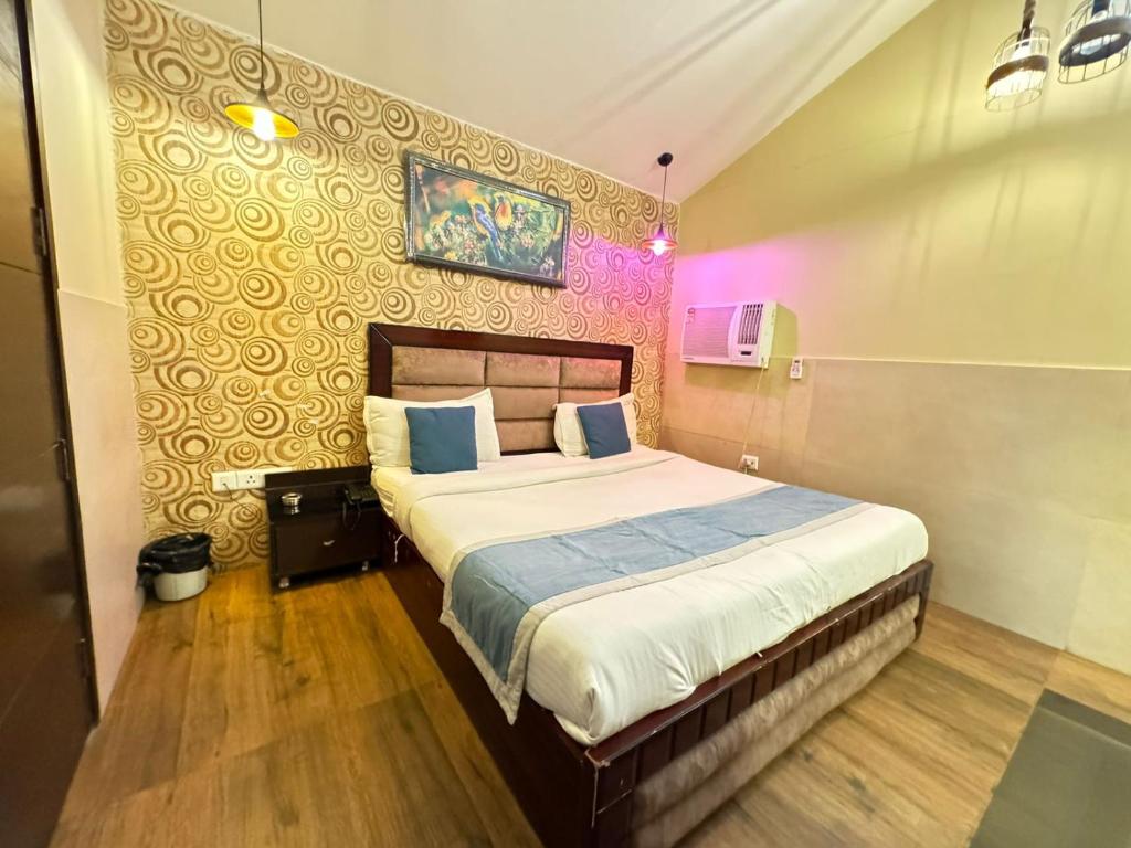 新德里Hotel Height's - Kalka ji的一间卧室,卧室内配有一张大床