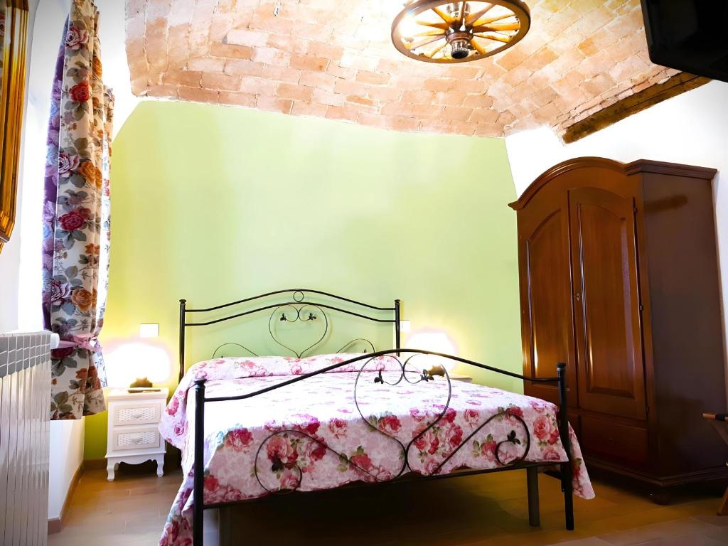 诺维利古雷Chrizia的一间卧室配有一张带粉色毯子的床