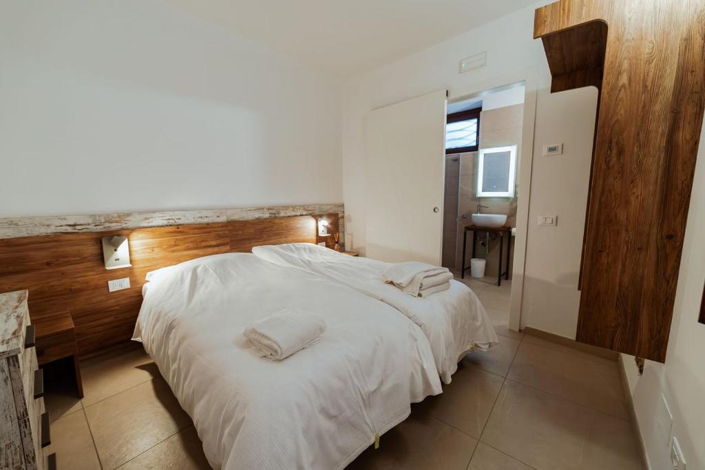 雷扎托Hotel Alla Sosta的一间卧室配有一张大床和两个枕头