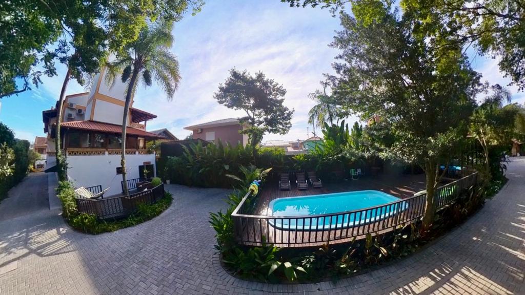弗洛里亚诺波利斯Hotel Natur Campeche的庭院中带游泳池的房子