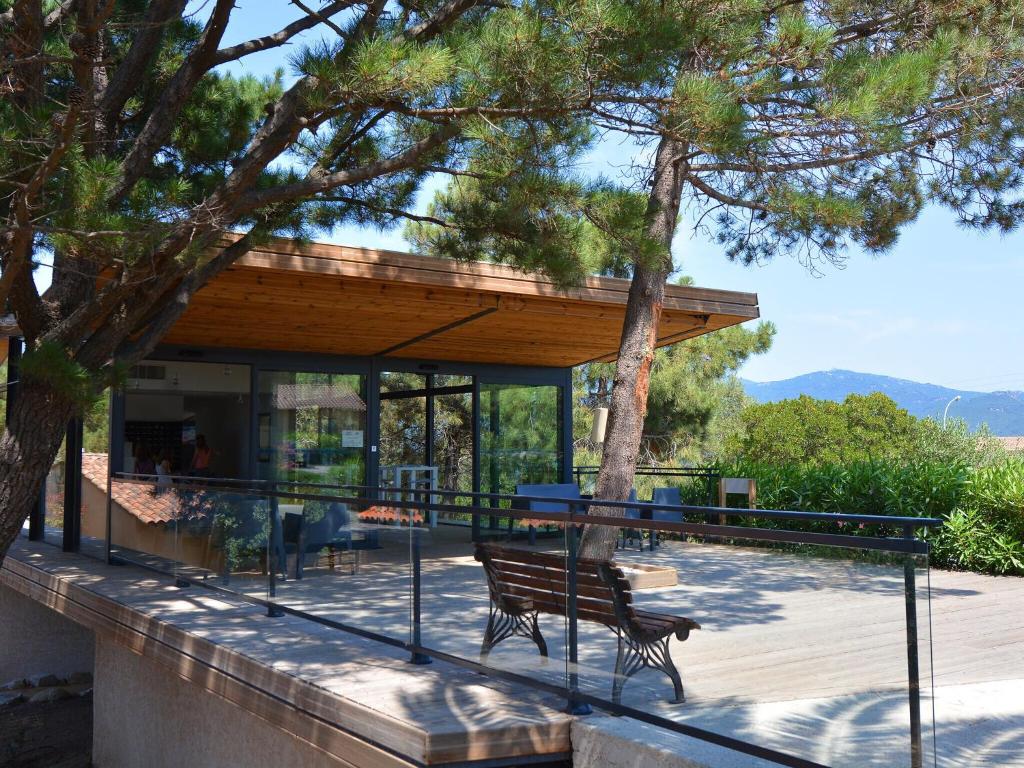 塞拉迪费罗R sidence Alba Rossa Serra di Ferro accommodation with terrace or balcony的树甲板上长凳的房子