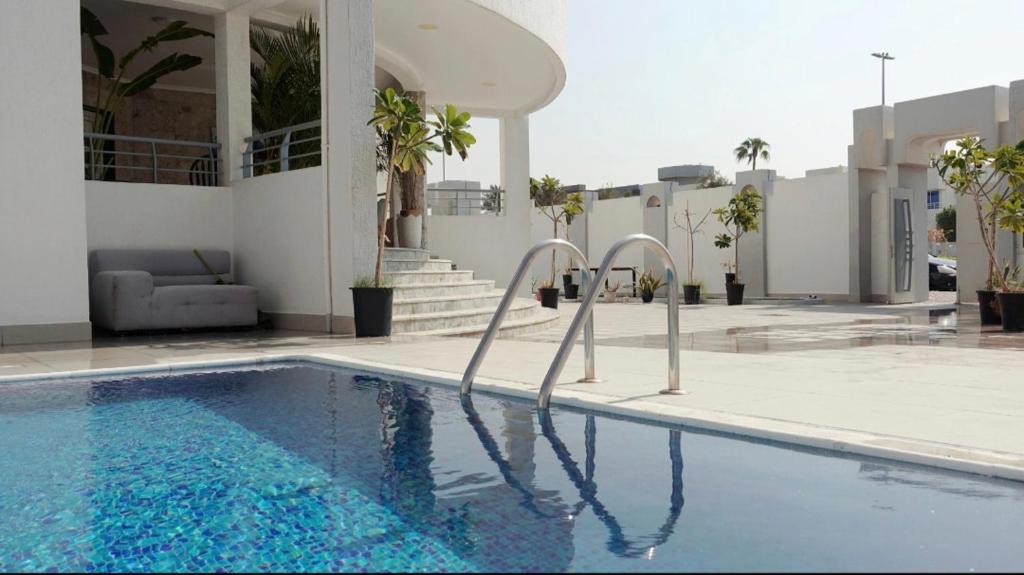 迪拜PRIVATE ROOM WITH WASHROOM AND BALCONY的大楼前的游泳池